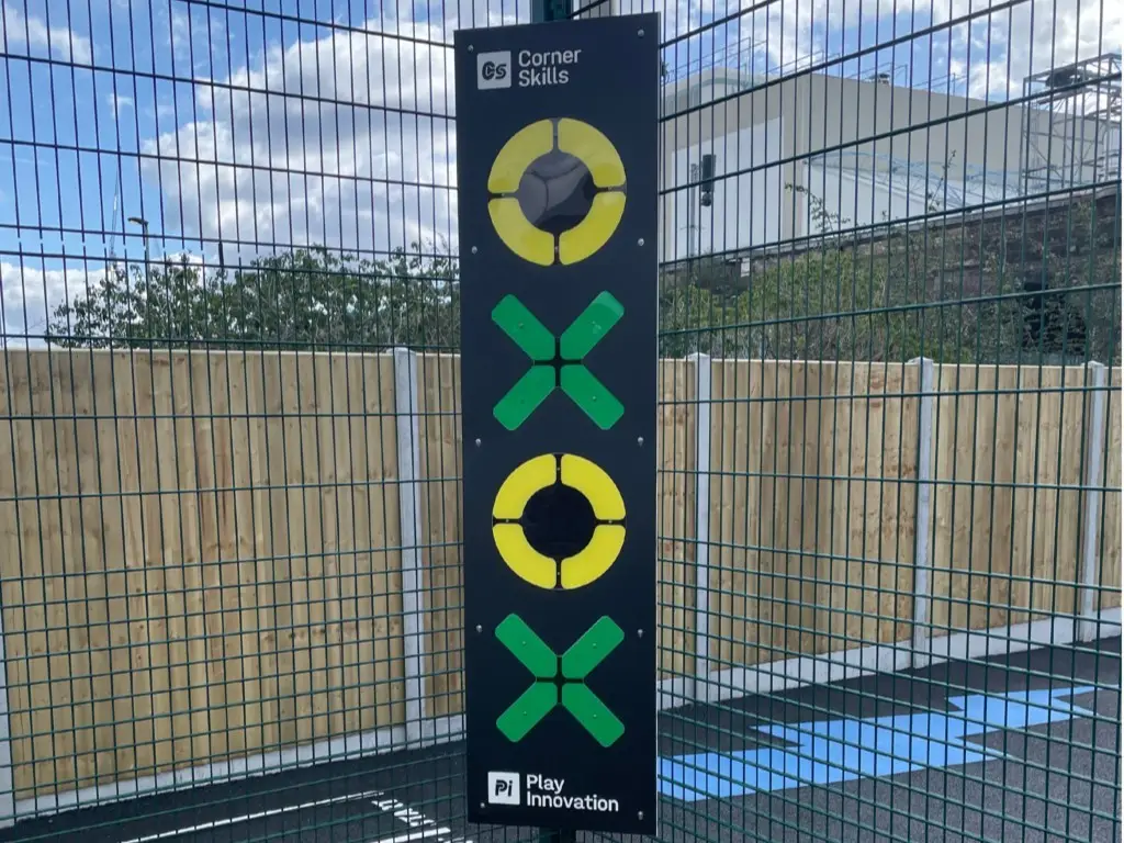 Target Games, speelaanleiding voor schoolplein en sportveld. Latje Trappen, Voetballen, sportspellen, muurspellen.