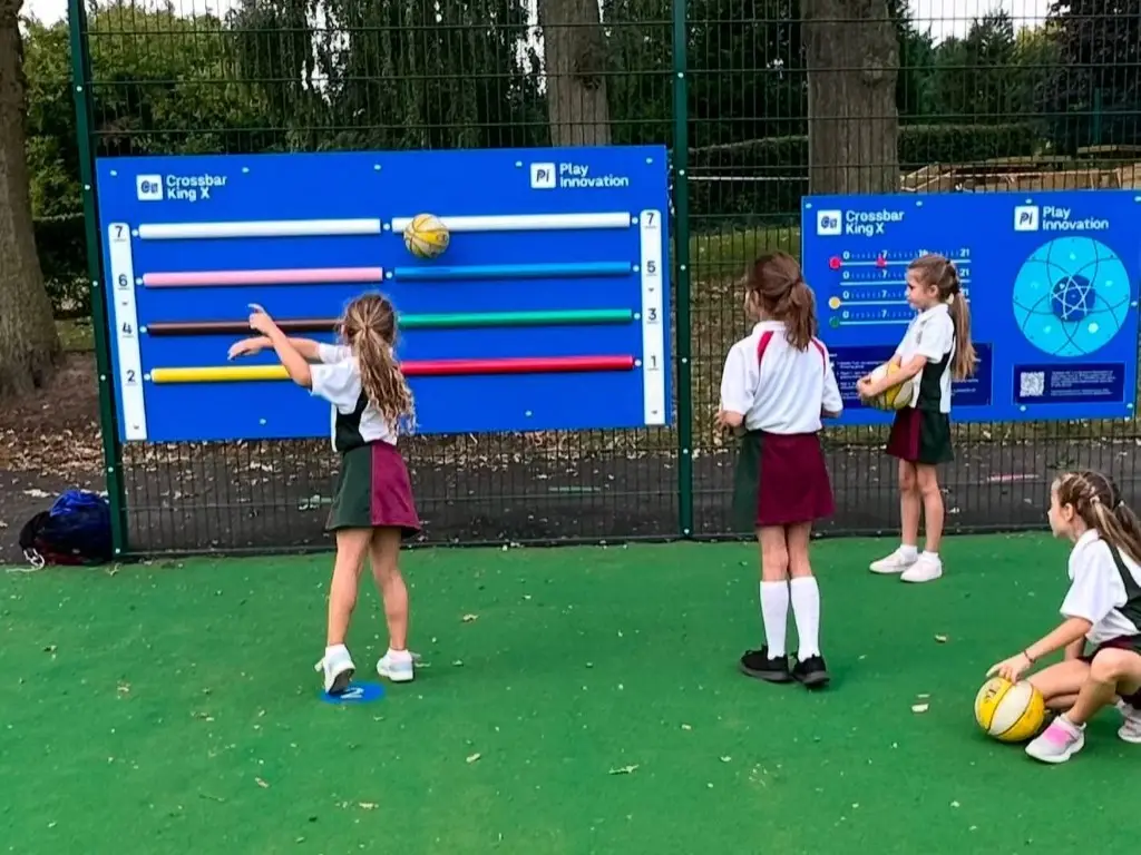 Target Games, speelaanleiding voor schoolplein en sportveld. Latje Trappen, Voetballen, sportspellen, muurspellen.