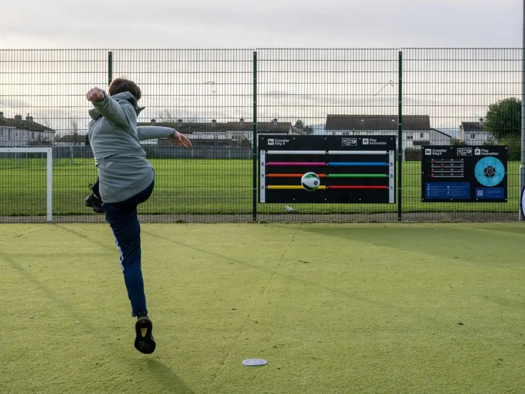 Target Games, speelaanleiding voor schoolplein en sportveld. Latje Trappen, Voetballen, sportspellen, muurspellen.