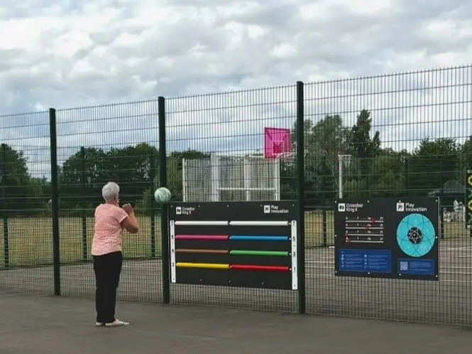 Target Games, speelaanleiding voor schoolplein en sportveld. Latje Trappen, Voetballen, sportspellen, muurspellen.