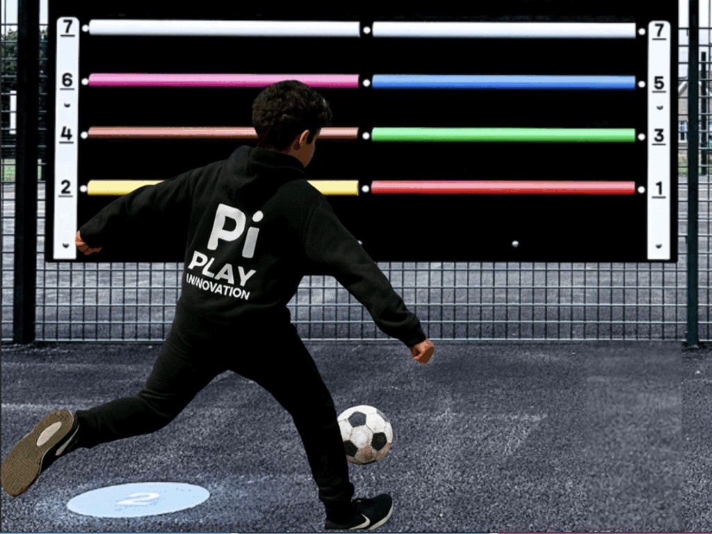 Target Games, speelaanleiding voor schoolplein en sportveld. Latje Trappen, Voetballen, sportspellen, muurspellen.