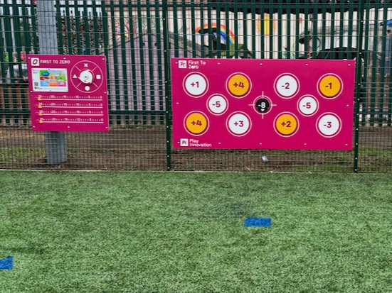 Target Games, speelaanleiding voor schoolplein en sportveld. Latje Trappen, Voetballen, sportspellen, muurspellen.