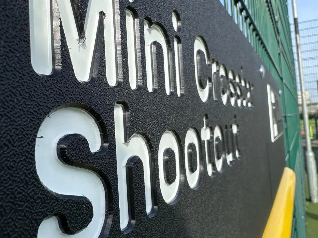 Target Games, speelaanleiding voor schoolplein en sportveld. Latje Trappen, Voetballen, sportspellen, muurspellen.