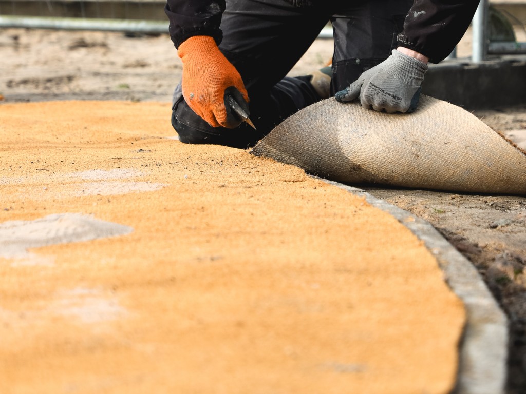 SW Cocoturf, natuurlijke vaste ondergrond, alternatief voor kunstgras op speelplaatsen. Kokosmat valdemping speeltuin.