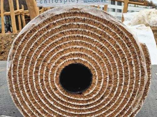 SW Cocoturf, natuurlijke vaste ondergrond, alternatief voor kunstgras op speelplaatsen. Kokosmat valdemping speeltuin.