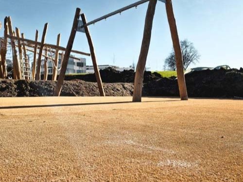 SW Cocoturf, natuurlijke vaste ondergrond, alternatief voor kunstgras op speelplaatsen. Kokosmat valdemping speeltuin.