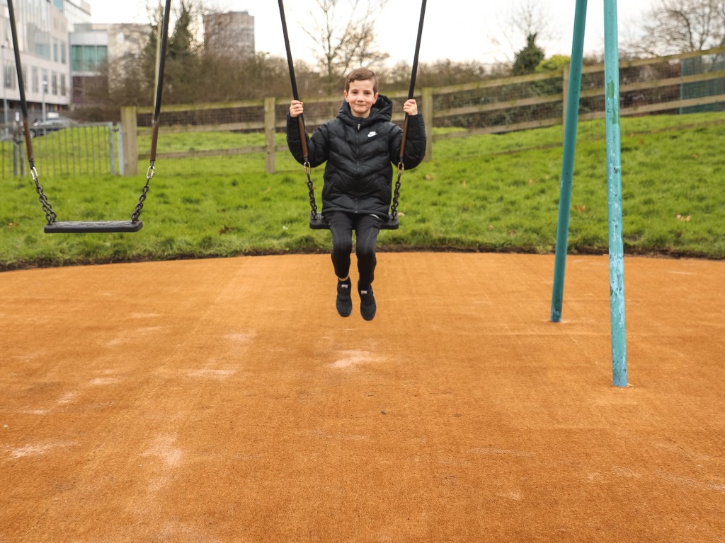 SW Cocoturf, natuurlijke vaste ondergrond, alternatief voor kunstgras op speelplaatsen. Kokosmat valdemping speeltuin.