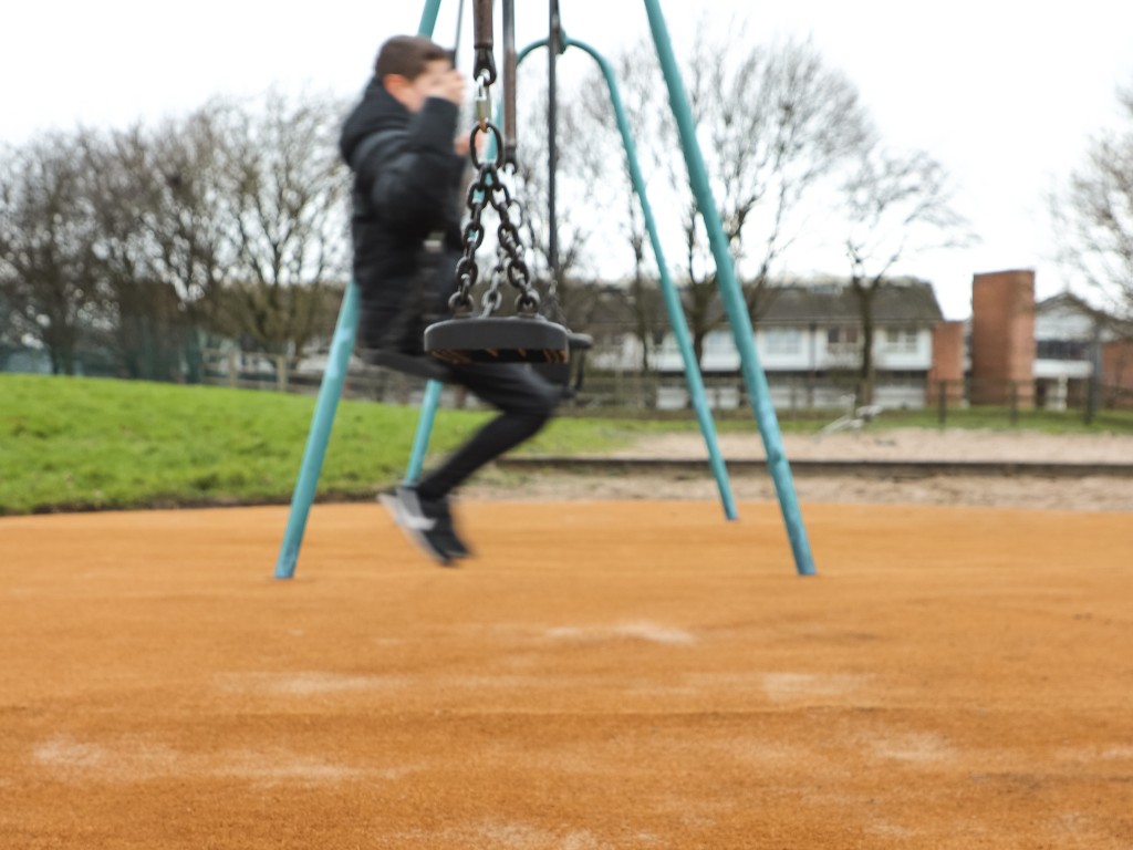 SW Cocoturf, natuurlijke vaste ondergrond, alternatief voor kunstgras op speelplaatsen. Kokosmat valdemping speeltuin.