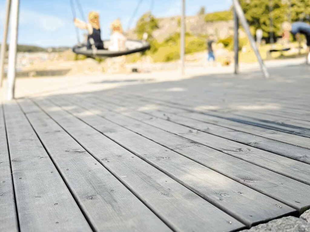 SW Shockdeck, een valdempende vlonder. Natuurlijke houten valdemping voor speeltuinen en daktuinen