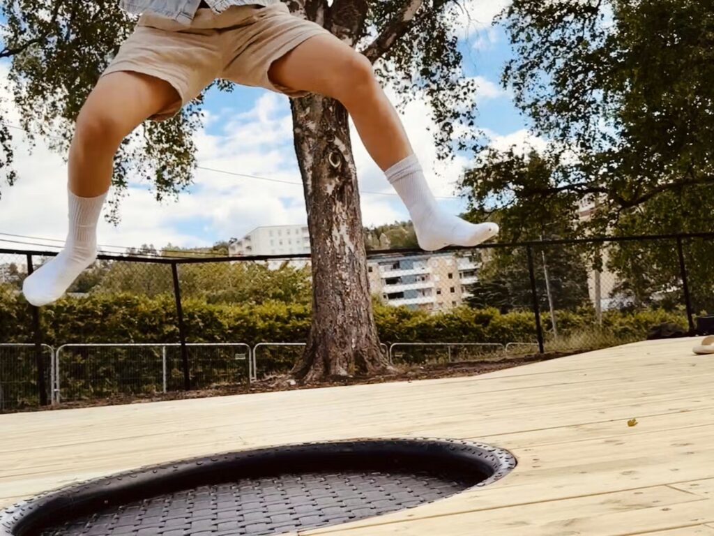 SW Shockdeck, een valdempende vlonder. Natuurlijke houten valdemping voor speeltuinen en daktuinen