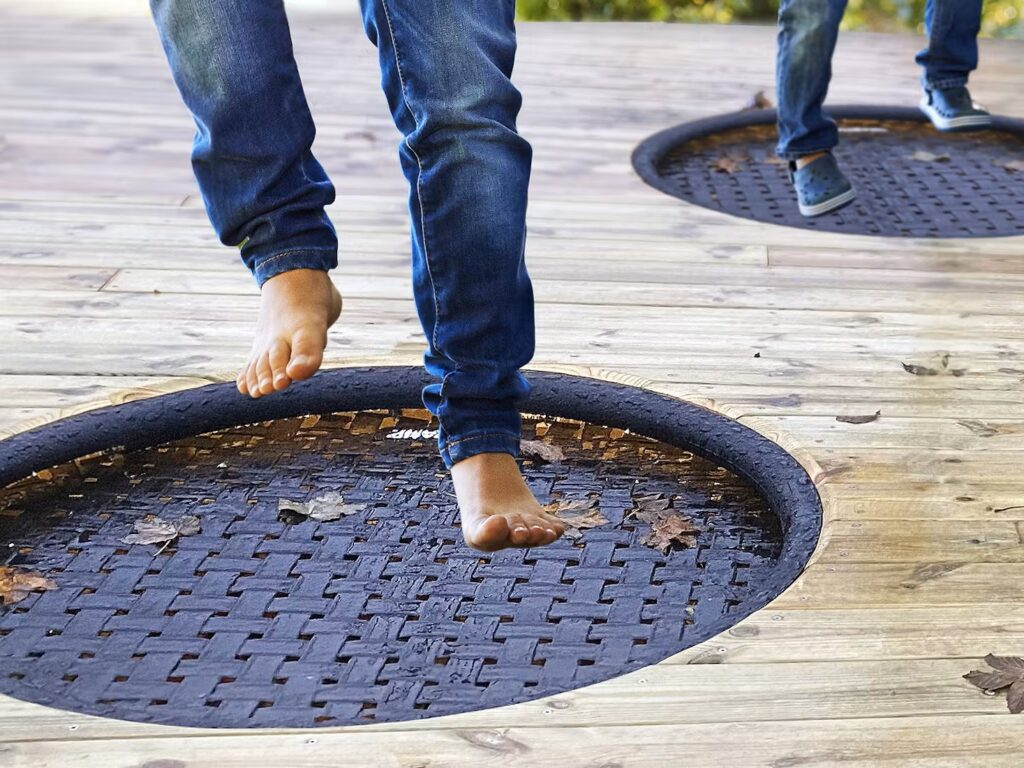 SW Shockdeck, een valdempende vlonder. Natuurlijke houten valdemping voor speeltuinen en daktuinen