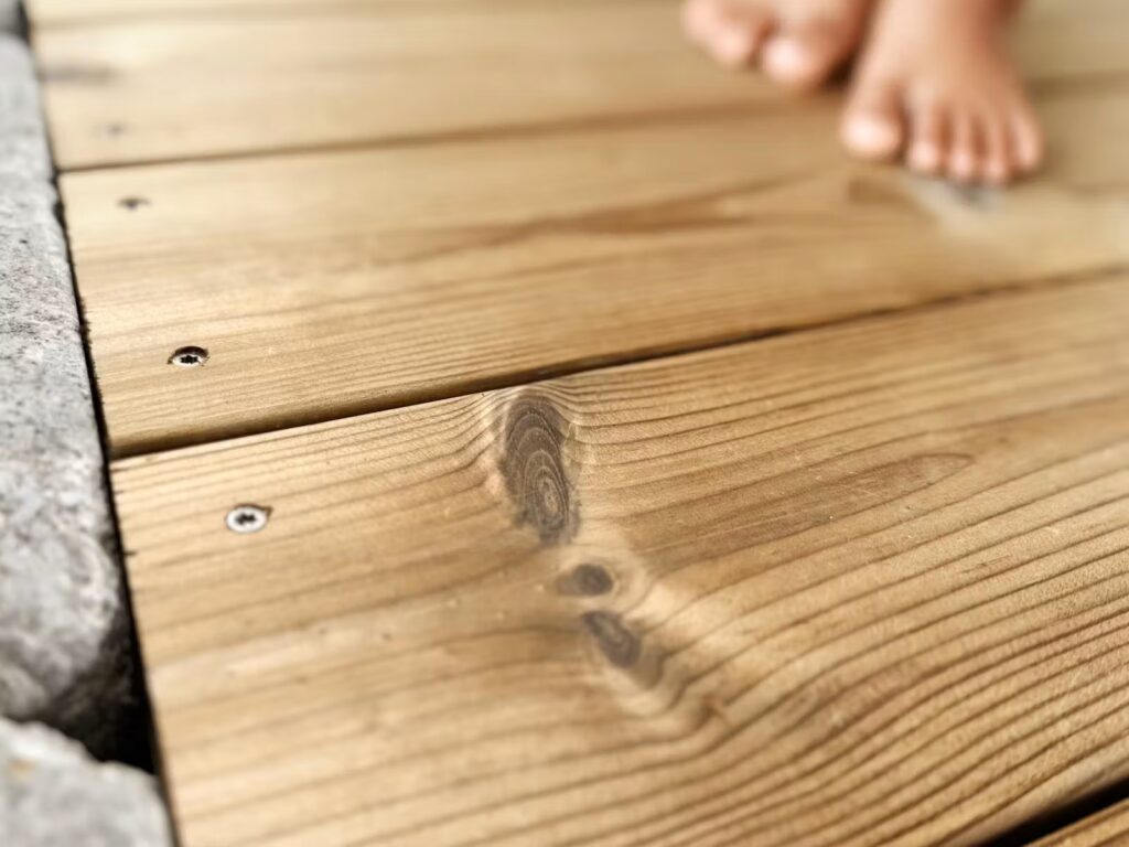 SW Shockdeck, een valdempende vlonder. Natuurlijke houten valdemping voor speeltuinen en daktuinen