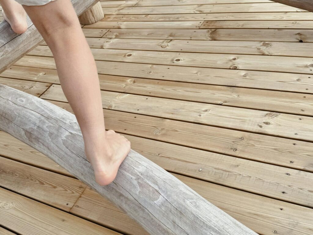 SW Shockdeck, een valdempende vlonder. Natuurlijke houten valdemping voor speeltuinen en daktuinen
