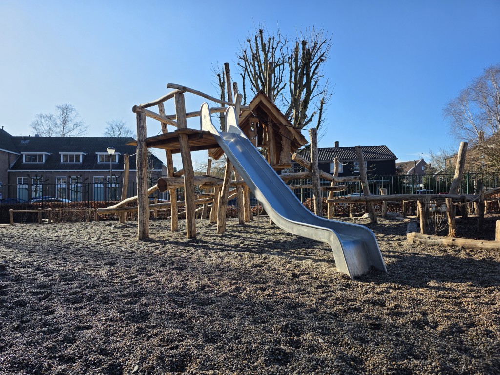 SW Valgrind, valdempend grind, natuurlijke valdempende ondergrond, grind 2-4, grind 2-8, valdemping speeltuin, groen schoolplein
